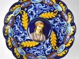 une assiette bleue et jaune sur laquelle figure une image de Jésus