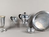 beaucoup d'objets en argent posés sur une table