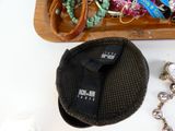 un plateau en bois sur lequel sont disposés des bracelets et d'autres bijoux