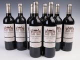 six bouteilles de vin sont alignées sur une table