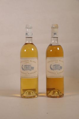 deux bouteilles de vin posées l'une à côté de l'autre sur une table