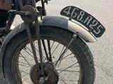 une vieille moto garée sur le bord de la route