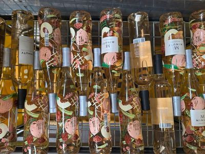 de nombreuses bouteilles de vin posées sur une étagère