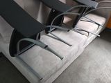 quatre chaises posées sur un canapé dans une pièce