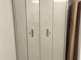 une armoire blanche dans un coin de la pièce