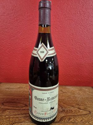 une bouteille de vin posée sur une table