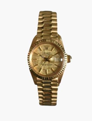 montre Rolex en or avec un bracelet en or, sur fond blanc