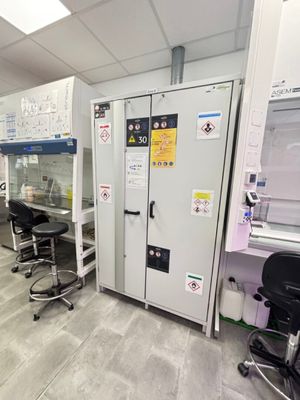 une photo d'un laboratoire rempli de matériel
