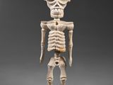 une figurine représentant un squelette portant un casque sur la tête