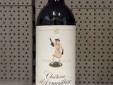 une bouteille de vin posée sur un comptoir