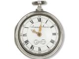 une montre de poche en argent avec des chiffres romains sur le cadran