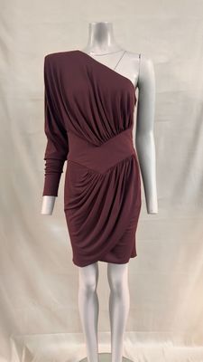 une photo d'un mannequin vêtu d'une robe bordeaux