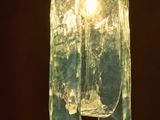 une lampe suspendue au-dessus d'une table