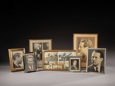 un assortiment de photos encadrées représentant des hommes et des femmes, posées sur une table