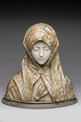 un buste en marbre blanc représentant une femme portant un foulard