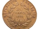 gros plan d'une pièce de monnaie sur fond blanc