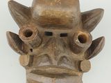une image représentant un masque en bois sur un fond blanc