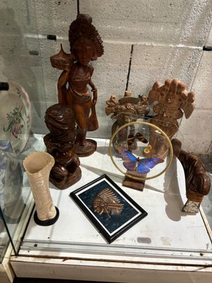 une vitrine sur laquelle sont posés une horloge, des vases et d'autres objets