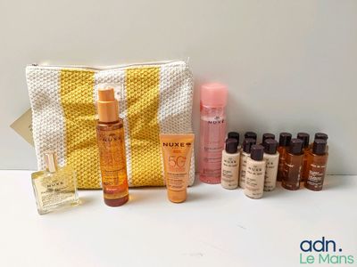 le contenu d'une trousse de maquillage est disposé sur une table