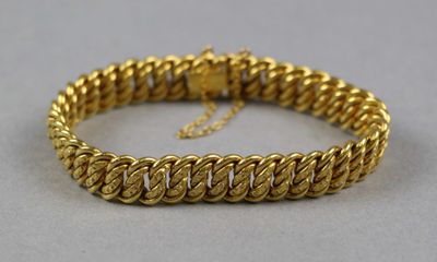 un bracelet plaqué or à maillons