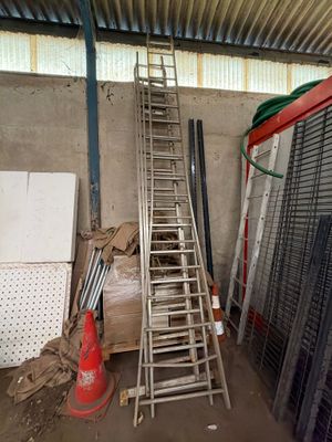 une échelle appuyée contre un mur dans un entrepôt