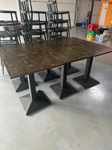 Mobilier de bar de 2025 :
-	10 guéridons plateau carré imitation 
