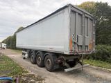 un camion garé sur le côté de la route