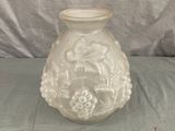 un vase blanc posé sur une table