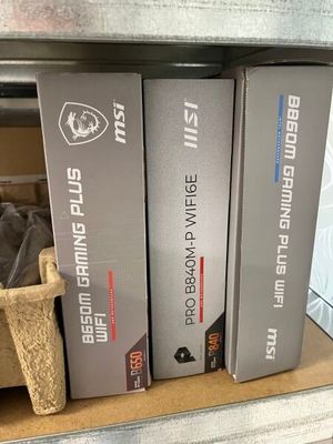 trois boîtes sur l'étagère d'un magasin d'informatique
