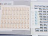 un livre ouvert avec des timbres sur une table