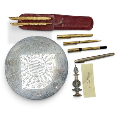 une assiette en argent sur laquelle est inscrit un texte, ainsi qu'un stylo et une paire de ciseaux