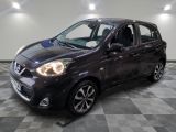 la petite voiture est garée sur un sol en damier dans le garage