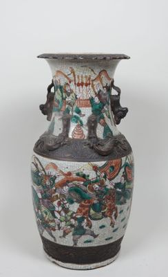un vase orné d'un motif posé sur une table