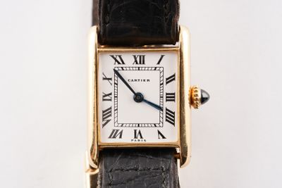une image d'un gros plan d'une montre-bracelet avec des chiffres romains