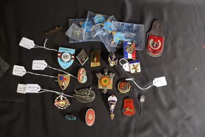 beaucoup d'épingles et d'autres objets sur une table