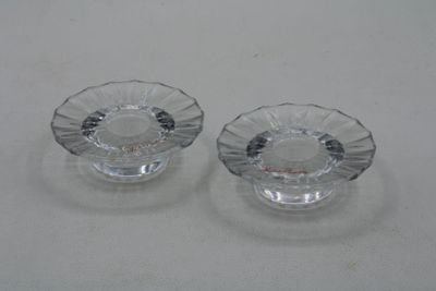 une paire de cendriers en verre transparent posés sur une surface blanche