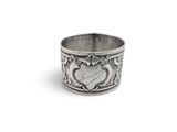une image représentant une bague en argent ornée d'un cœur