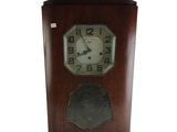 une horloge en bois accrochée au mur