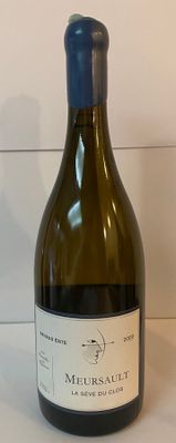 une bouteille de vin posée sur une table
