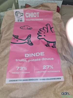 un sac de nourriture posé sur une table