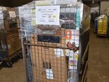 un chariot rempli de cartons, garé dans un entrepôt