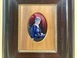 une vieille photo d'une femme en robe bleue, dans un cadre en bois