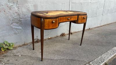 une petite table en bois avec deux tiroirs