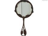 un miroir posé sur un support