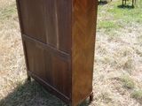 une commode en bois posée au milieu d'un champ