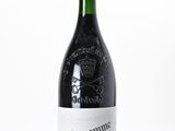 une bouteille de vin posée sur une table