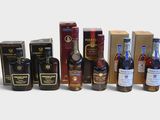 de nombreux types de bouteilles et de cartons d'alcool sur la table