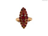 une image représentant une bague en or sertie de pierres rouges