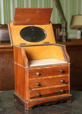 une petite boîte en bois surmontée d'un miroir