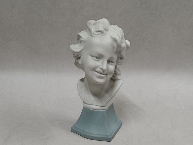 THARAUD Limoges : buste de jeune fille en biscuit. Haut : 25